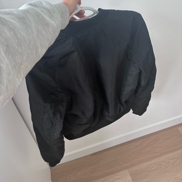 Pull & Bear cropped bomber jacket (S) - Picture 2 of 3